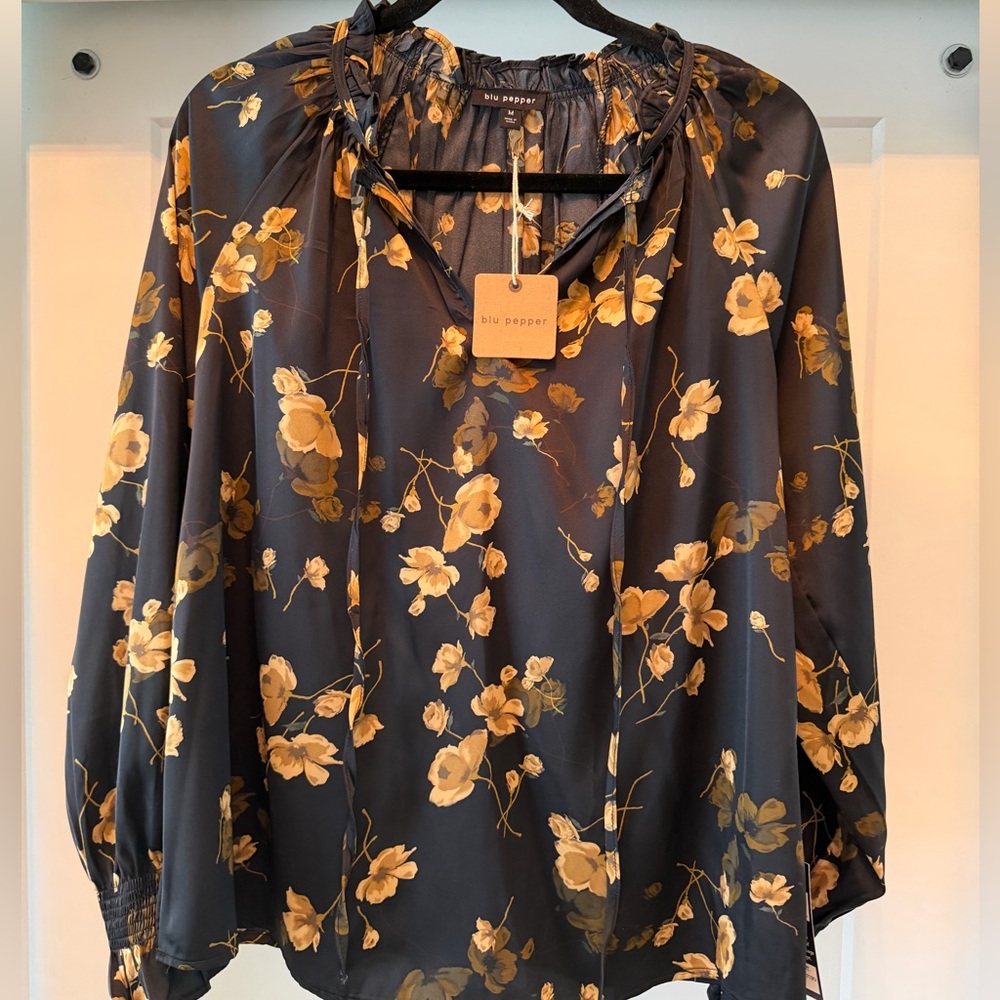 Blu Pepper Women's black Floral Long-Sleeve Blouse